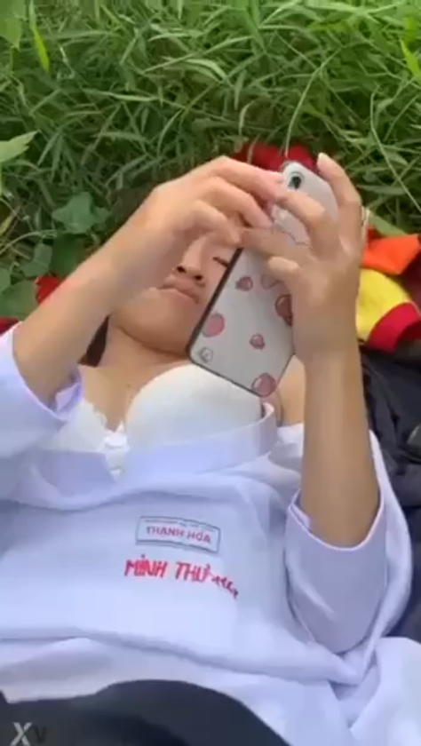 Dẫn em ra lùm cỏ bóp vú